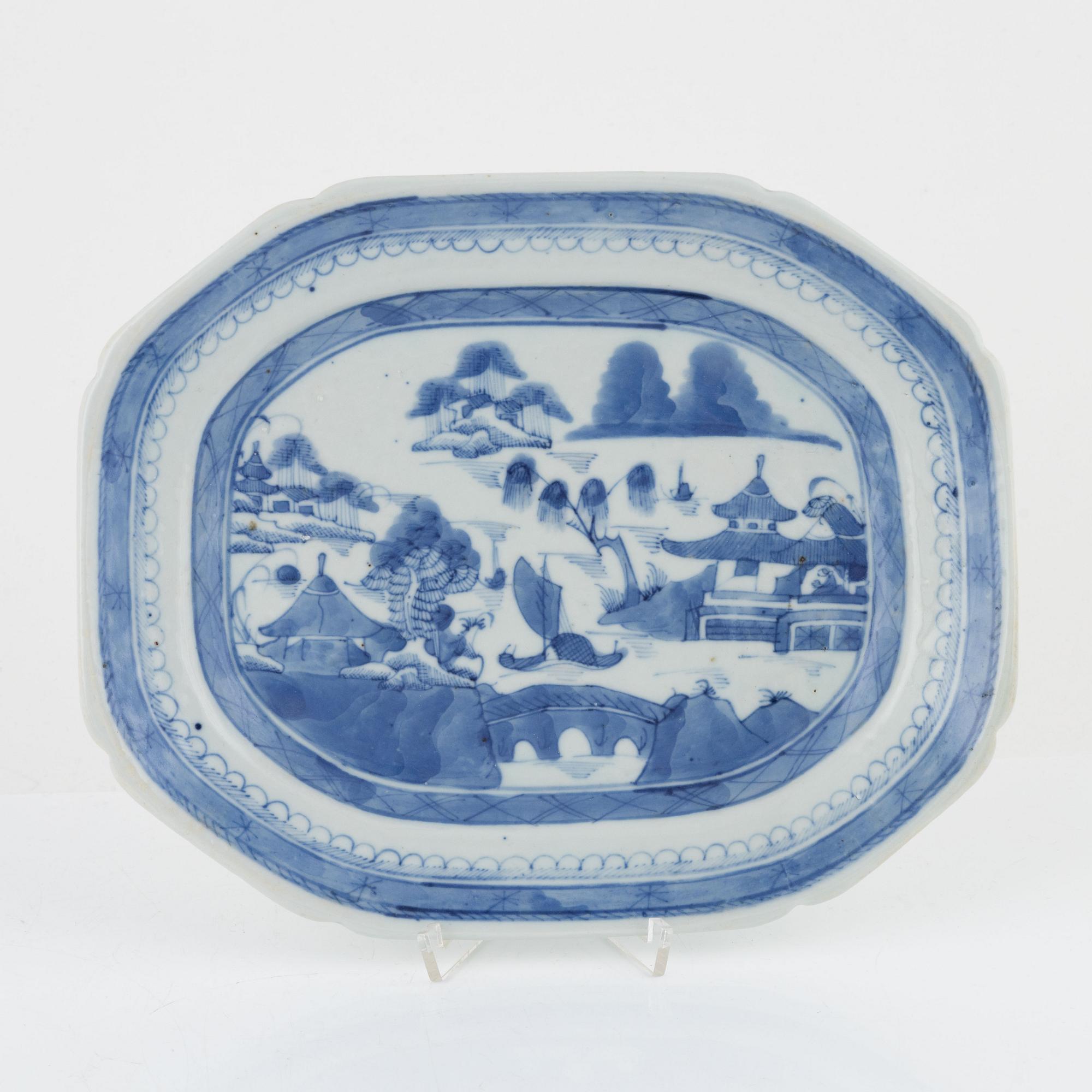 Tallrikar, 7 st, samt stekfat, Kina, Qingdynasti, 1700-1800-tal.