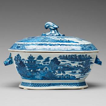 747. A blue and white tureen with cover, Qing dynasty, Qianlong (1736-95).