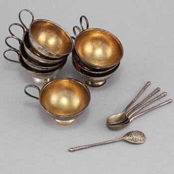 PUNCHMUGGAR, 8 st, TESKEDAR, 5 st, silver, 1800/1900-tal. Vikt 355 g.
