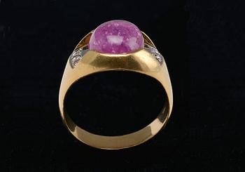 RING, 18K guld briljantslipade diamanter ca 0.25 ct. Cabochonslipad turmalin ca 9 ct. Vikt 15,6 g.