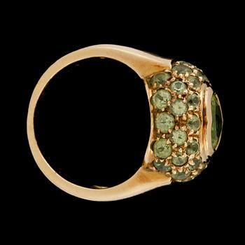 RING, fasettslipad peridot samt flertal mindre.