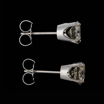 ÖRHÄNGEN, ett par, 14k vitguld med briljantslipade diamanter totalt ca1.50 ct, 2000-tal. Vikt 2 g.