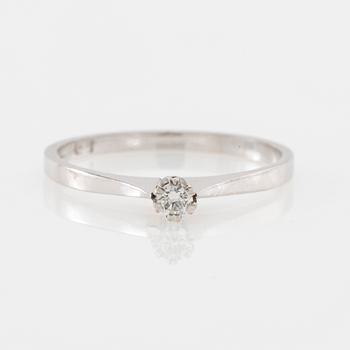 Ring 18K white gold set with a round brilliant-cut diamond.