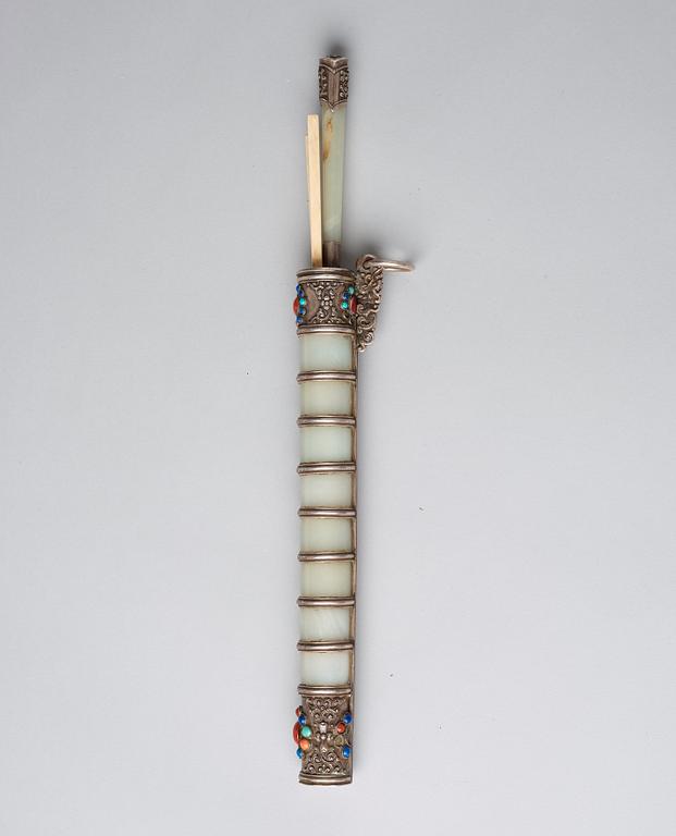 BESTICK, försilvrad koppar med inläggningar. Tibet, 1800-tal. Nefriten med signatur.