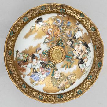 A Japanese porcelain tureen with cover and a lacquer box with cover, early 20th century.