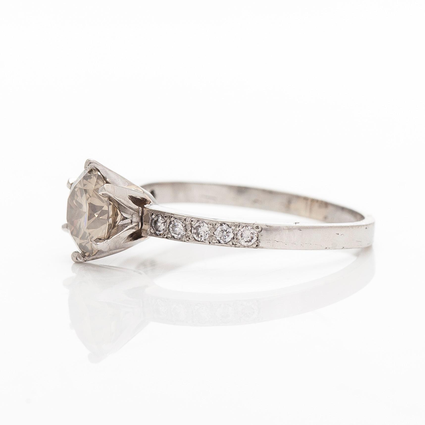 Ring, platina med en gulaktig diamant.