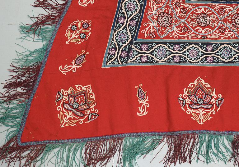 SEMI-ANTIQUE RASCHT HORSE COVER. 142,5 x 218 cm.