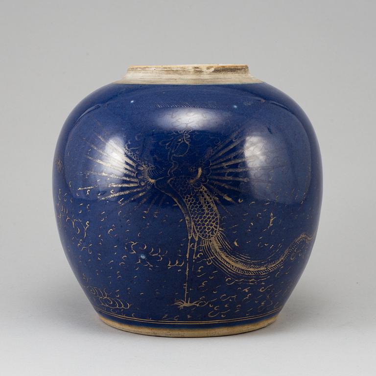 A Chinese dragon jar, Qing dynasty, presumably around 1800.