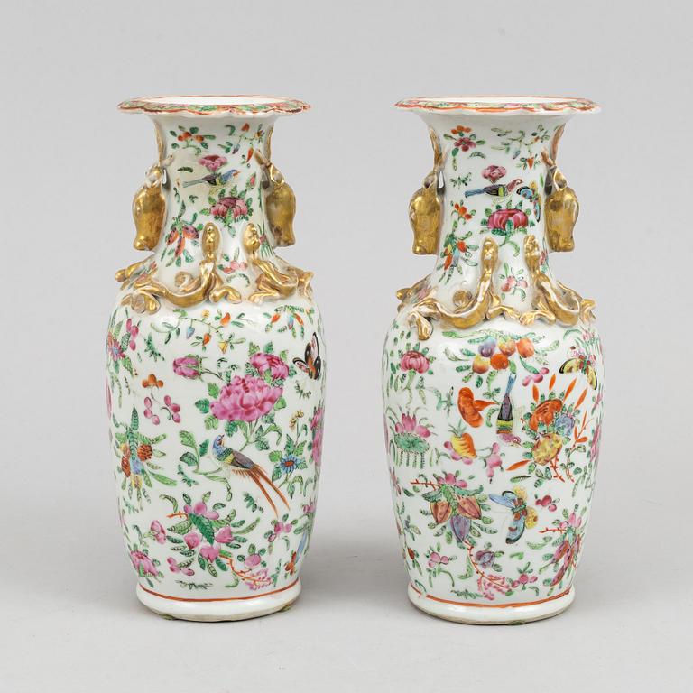 A pair of famille rose Canton vases, Qing dynasty, late 19th century.