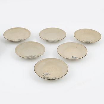 Skål samt skålar, sex stycken, keramik. Japan, Edo perioden (1666-1868).