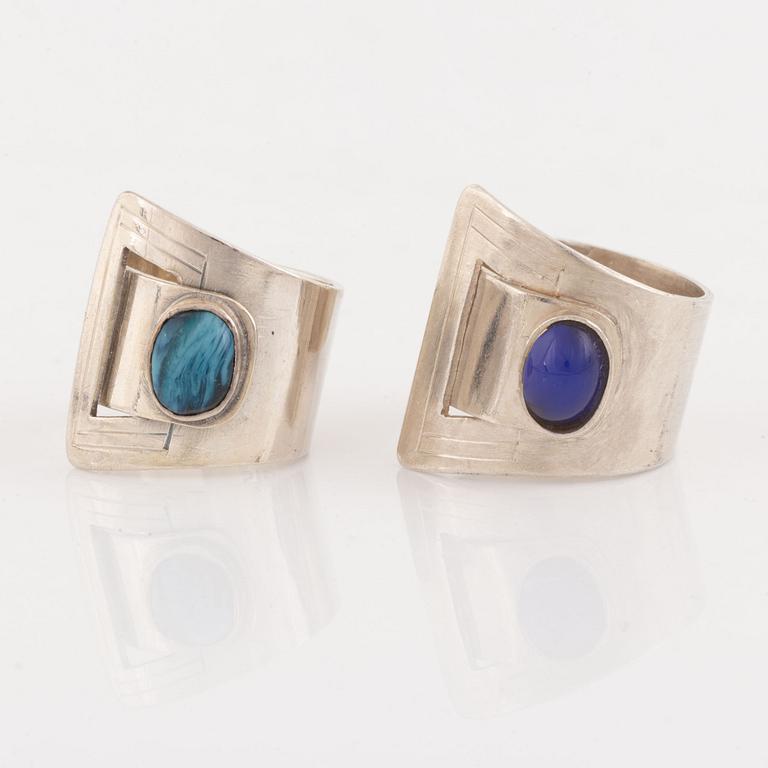 Två ringar silver med blå cabochonslipade stenar, LGE, Guldsmycket Engström & Co.