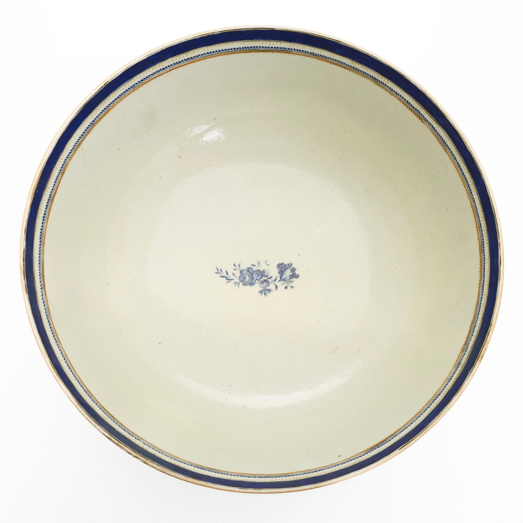 An enamelled porcelain, punch bowl, Qing dynasty, Jiaqing (1796-1820).