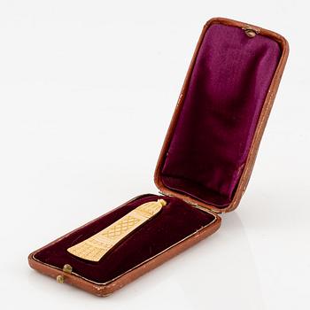 A Swedish 18K gold case, Erik Ytterbom, Stockholm 1810 and a 18K gold spatula, Gustaf Möllenborg, Stockholm 1866.