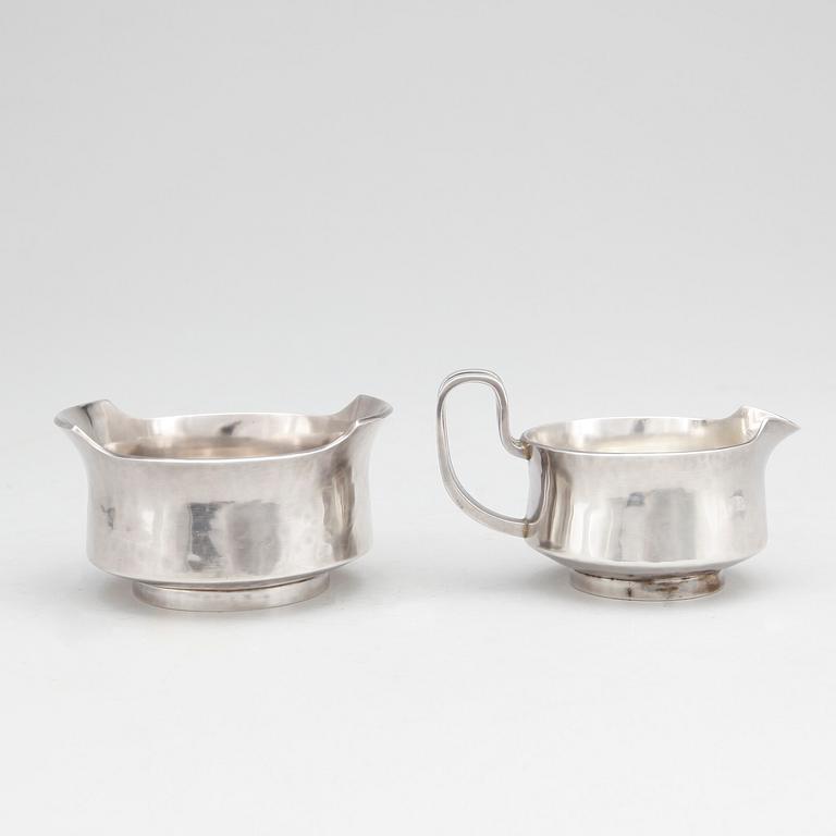 SOCKERSKÅL SAMT GRÄDDKANNA, sterlingsilver, unikum, Claes Giertta, Stockholm, 1965. Total vikt ca 295 g.