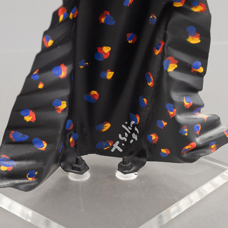 Timo Solin, Woman in patterned dress.