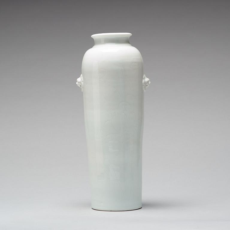 A blanc de chine vase, Qing dynasty, Kangxi (1662-1722).