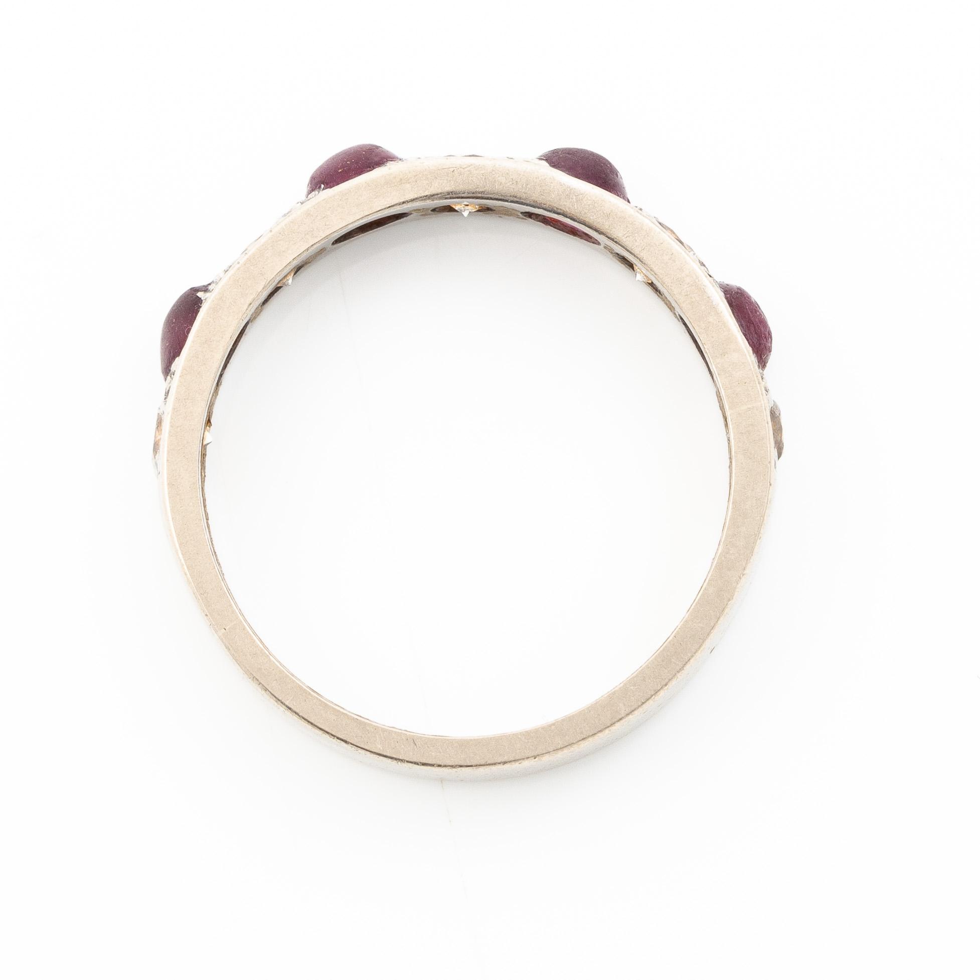 Ring in 18K white gold with rubies and brilliant-cut diamonds.