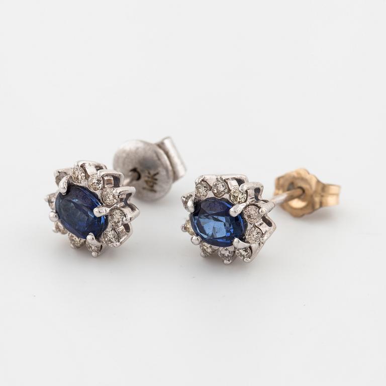 ÖRHÄNGEN, med briljantslipade diamanter och safirer.