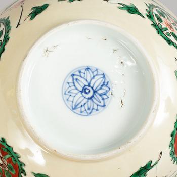 A blue and white bowl, the exterior in famille verte against a creme ground, Qing dynasty, Kangxi (1662-1722).