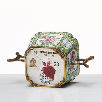 Kopp, emalj på koppar. Qingdynastin, 1700-tal.