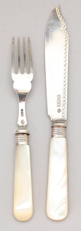 FISKBESTICK, 12 st, silver och pärlemor, William Hutton & Sons, London 1908/09.