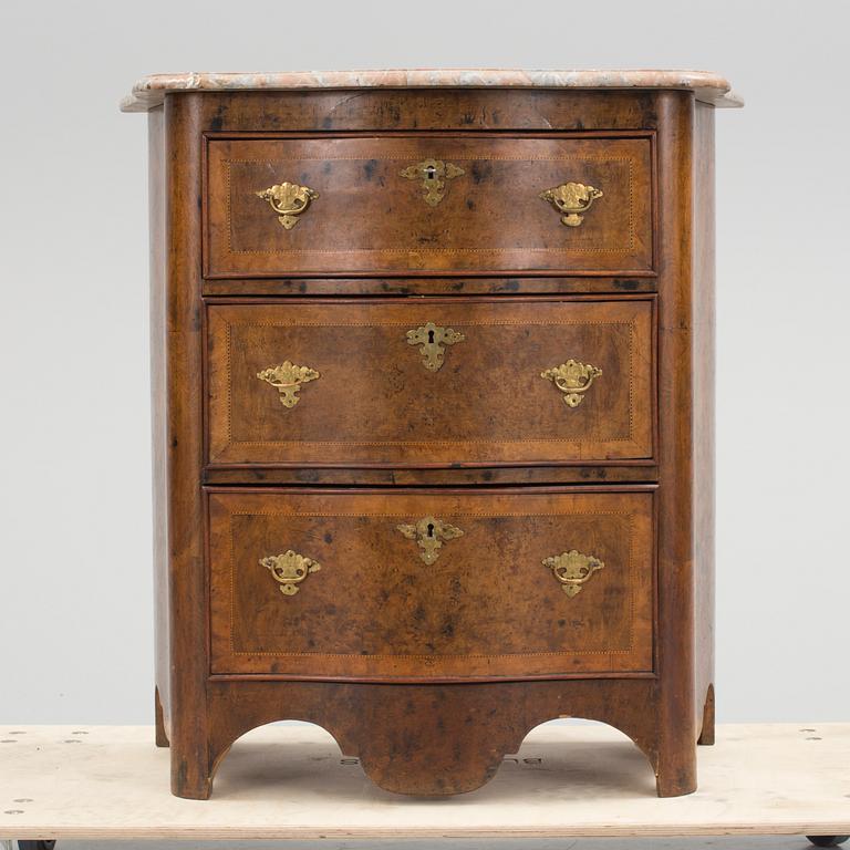 A ca 1900 chest of drawers.