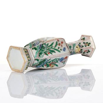 Vas, porslin. Qingdynastin, Kangxi (1662-1722).