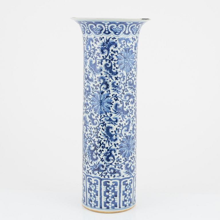 A porcelain vase, China, late Qing dynasty/early 20th century.