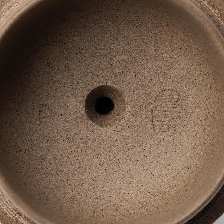 Two Chinese yixing teapots attributed to Gao Jianfang (b. 1956), China 1980s.