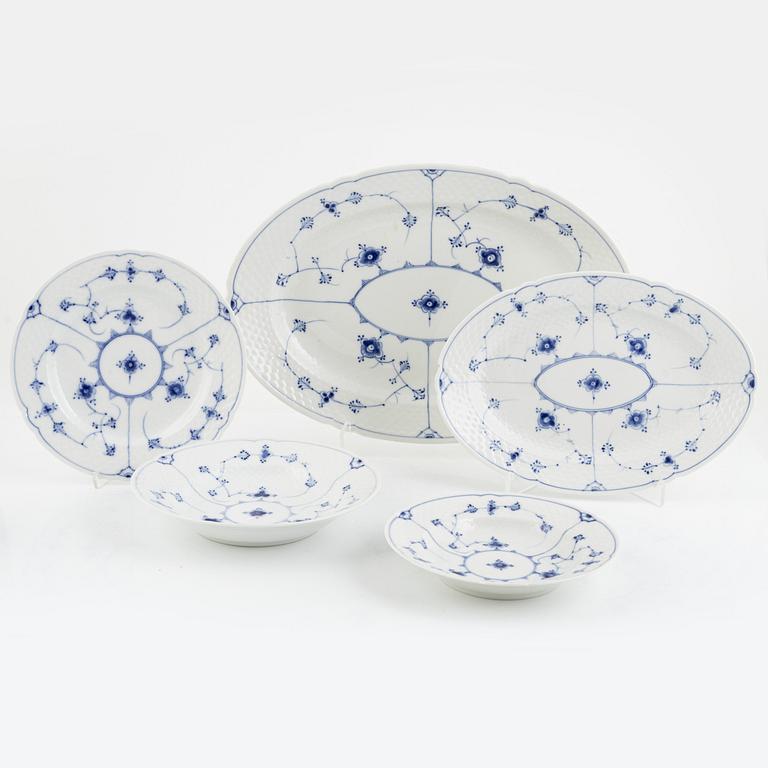Bing & Gröndahl samt Royal Copenhagen, matservis, 99 delar, porslin, "Musselmalet", Danmark.