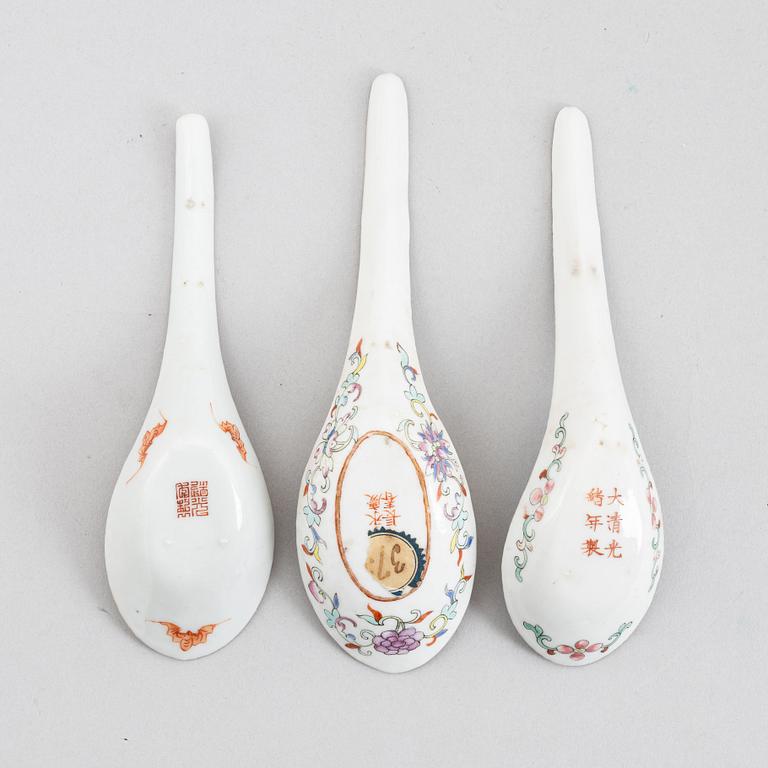 Skedar, tre stycken, porslin, Kina, 1800-1900-tal.