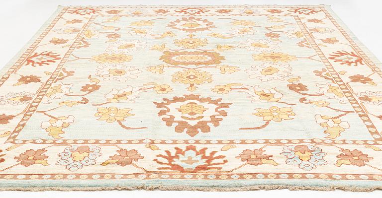 A carpet, Soltenabad/Ushak design, ca 418 x 320 cm.