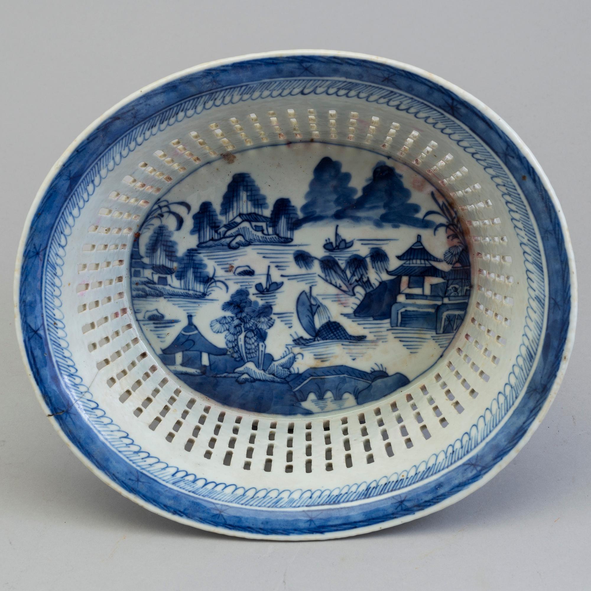 GALLERKORG med FAT, kompaniporslin. Qingdynastin, Jiaqing (1796-1820).