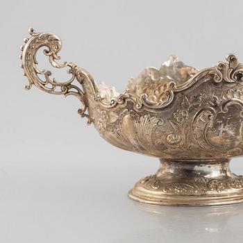 Walter & John Barnard, and Goldmisths & Silversmiths Co, a pair of silver bowls, London, England, 1894.