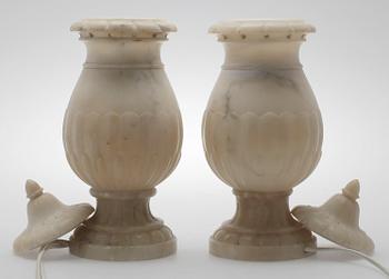 BORDSLAMPOR, ett par, alabaster, 1900-talets första hälft.