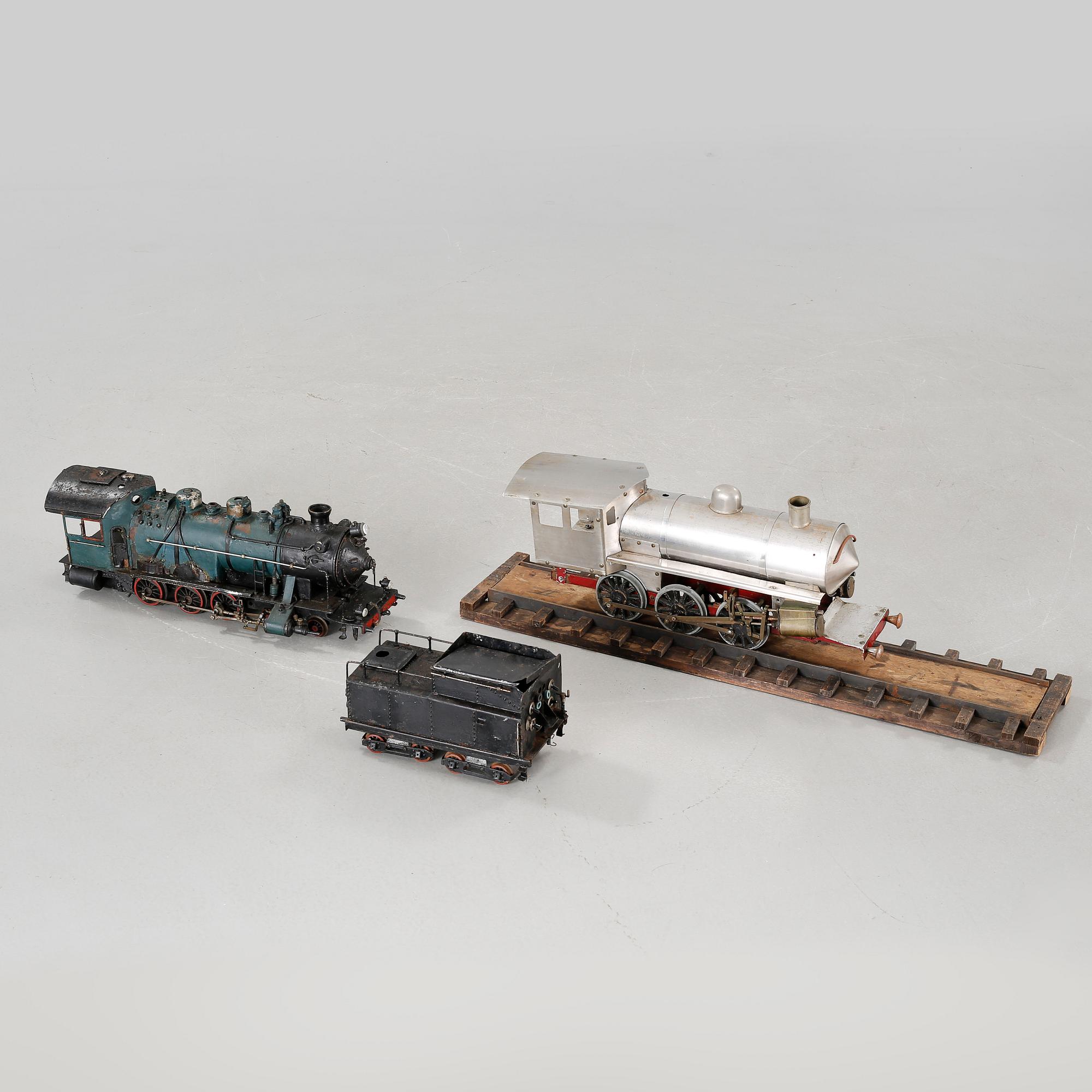 A steam engine with tender and a steam engine, probably England, first half of / mid 20th century.