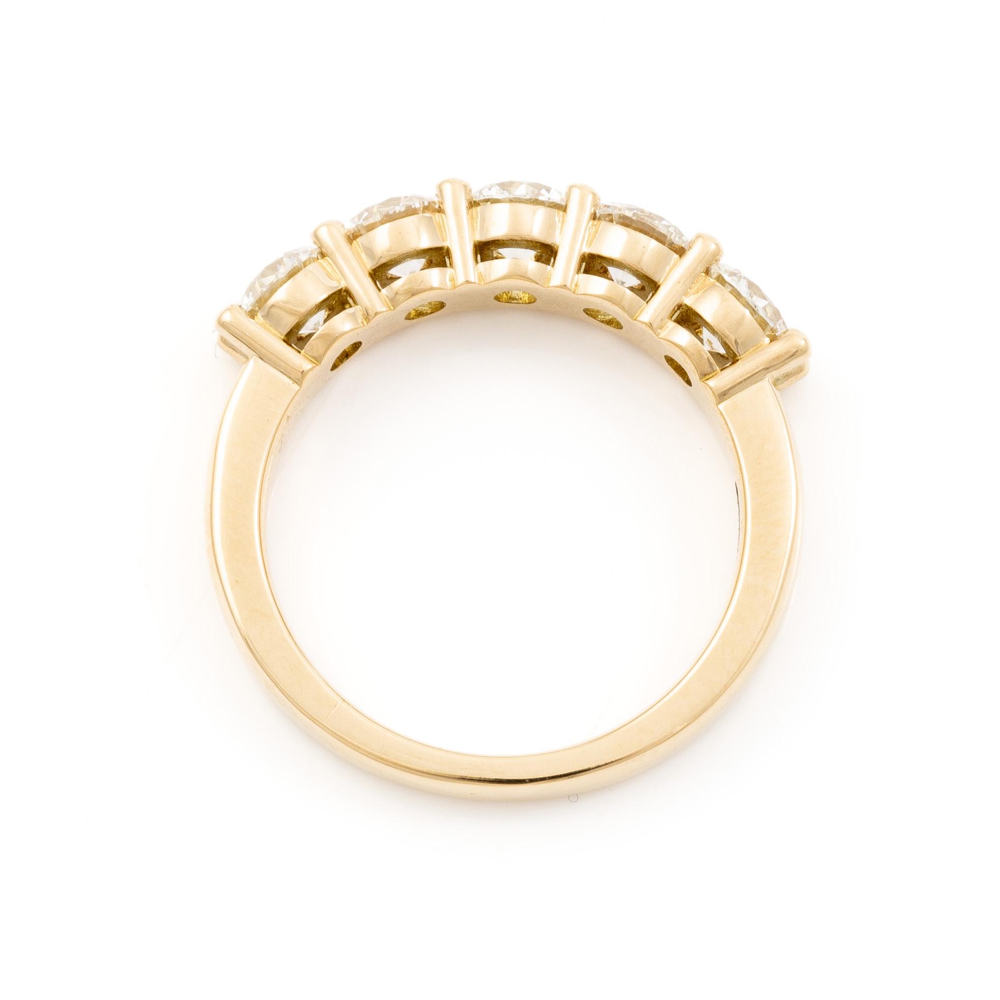 Half eternity ring in 18K gold set with brilliant-cut diamonds.