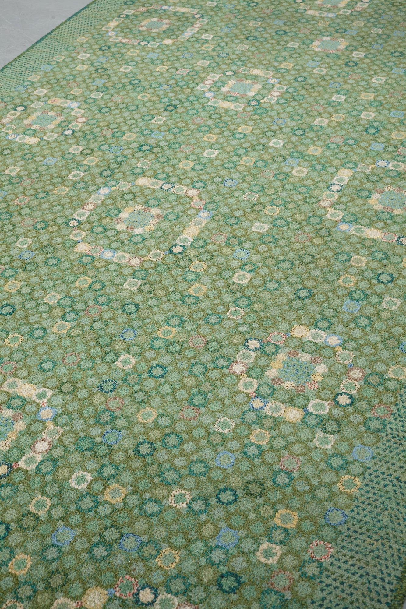 Barbro Nilsson, matto, "Bankrabatten grön", knotted pile, ca 502-504 x 202,5-207 cm, signed AB MMF BN.