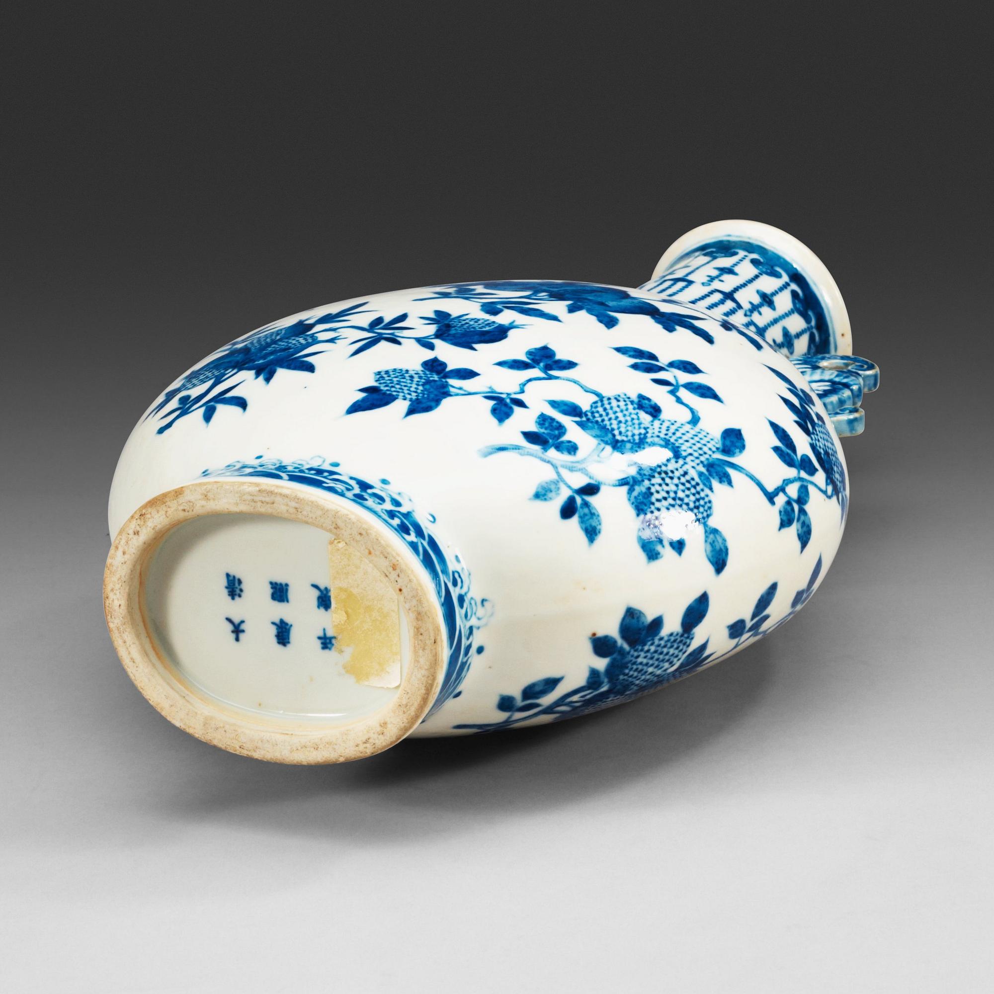 PILGRIMSVAS, porslin. Qing dynastin, 1800-tal med Kangxi sex karaktärers märke.