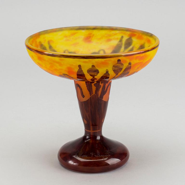 LE VERRE FRANCAIS, an signed Art Nouveau cameo glass tazza around 1900.