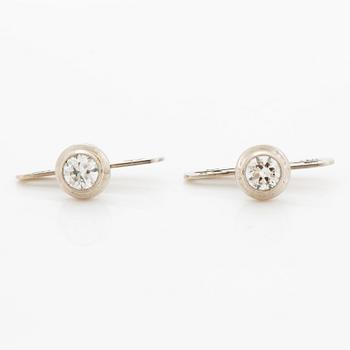 Brilliant-cut diamond shirt buttons.