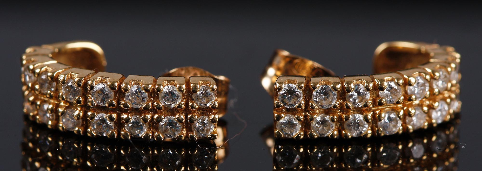 ÖRHÄNGEN, 18k guld med briljantslipade diamanter, tot. ca 0.50 ct.