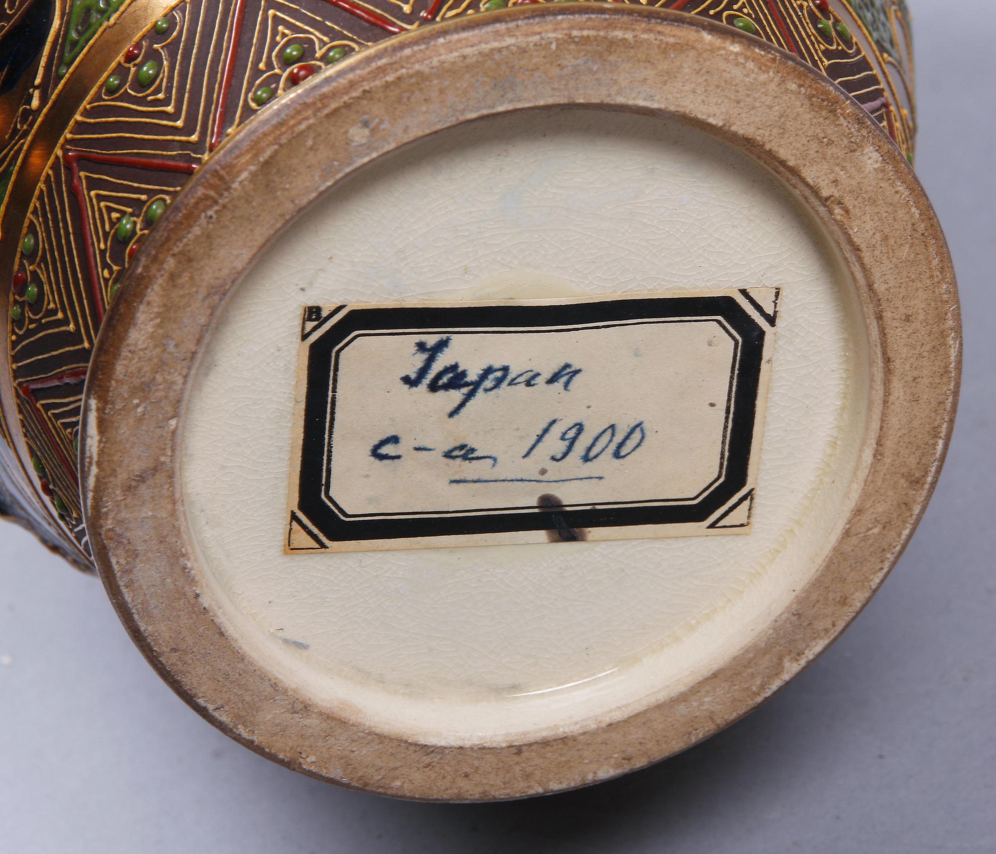 VAS, porslin, Satsuma, Japan. 1900-talets början.