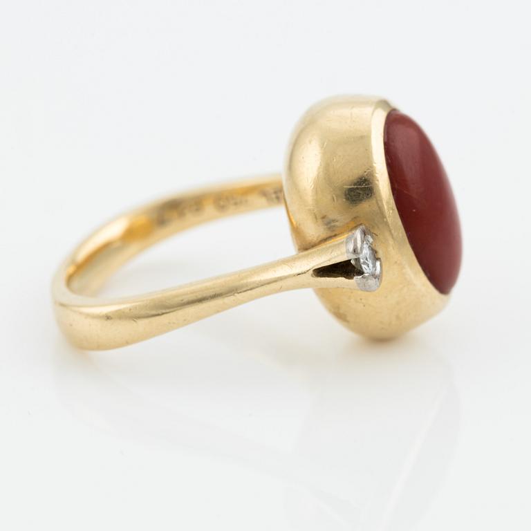 Ole Lynggaard, ring, 18K gold with coral and brilliant-cut diamond.