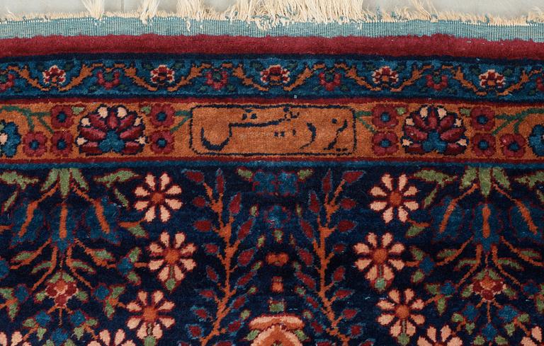 SEMI-ANTIQUE YAZD. 355,5 x 254,5 cm (as well as approximetley 1,5 cm blue flat weave at each end).