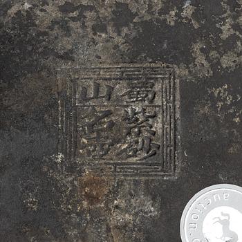 A dark yixing teapot, late Qing dynasty / early 20th century.