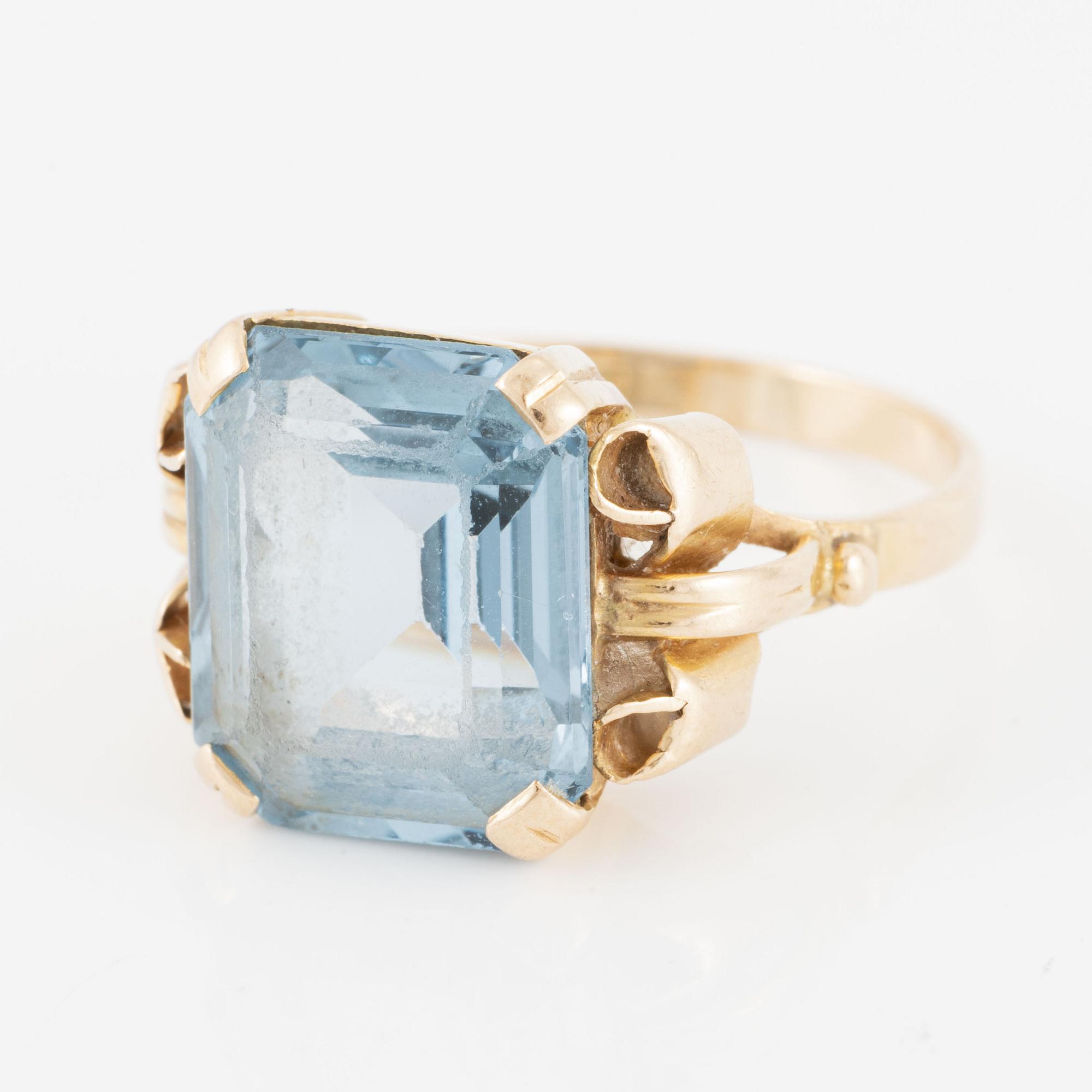 Ring 18K gold with a blue synthetic stone.