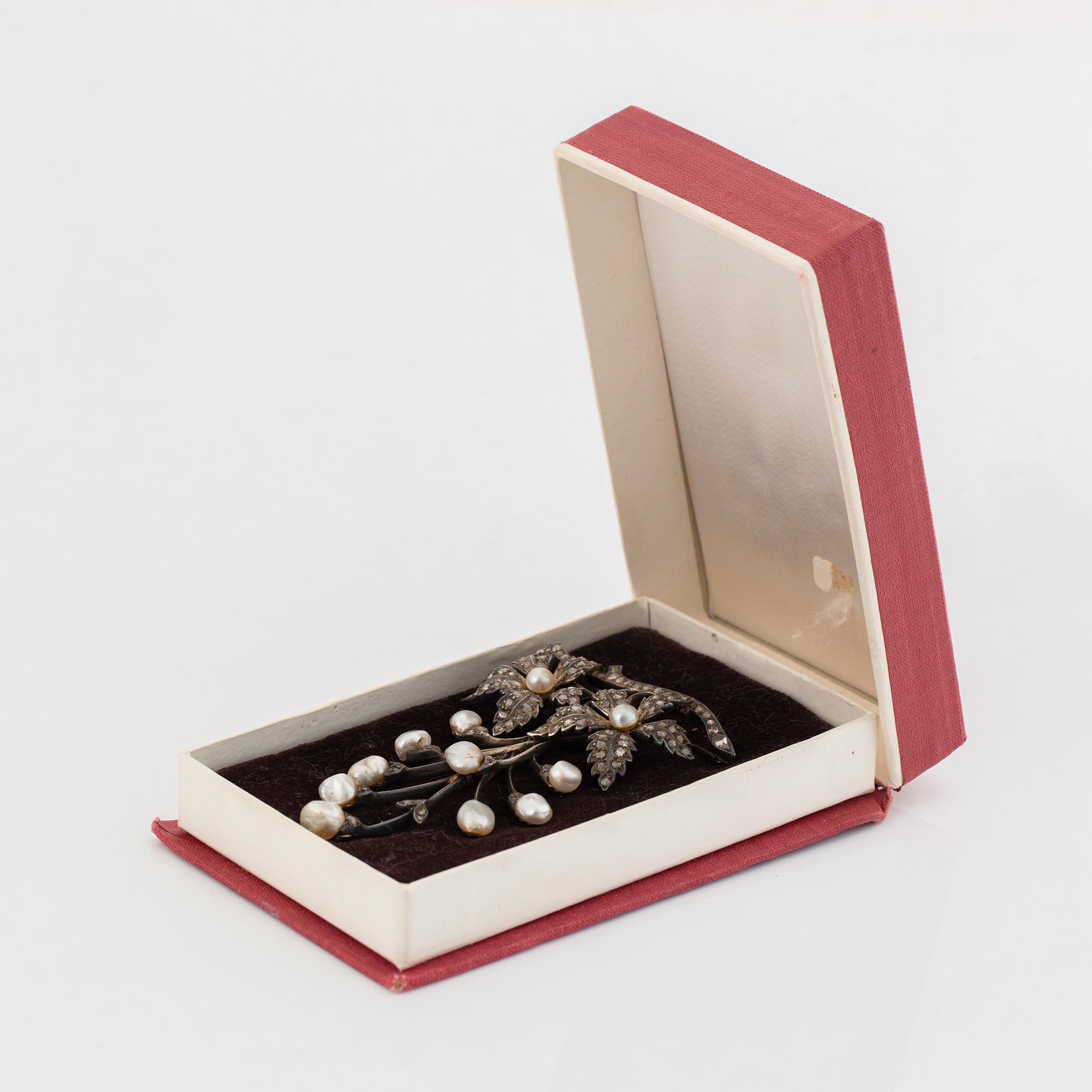 Brosch blomma med rosenslipade diamanter och pärlor.