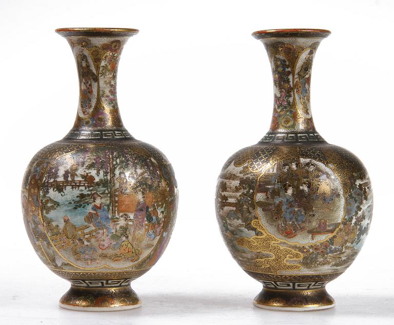 VASER, ett par, flintgods, satsuma, Japan, 1800/1900-tal.