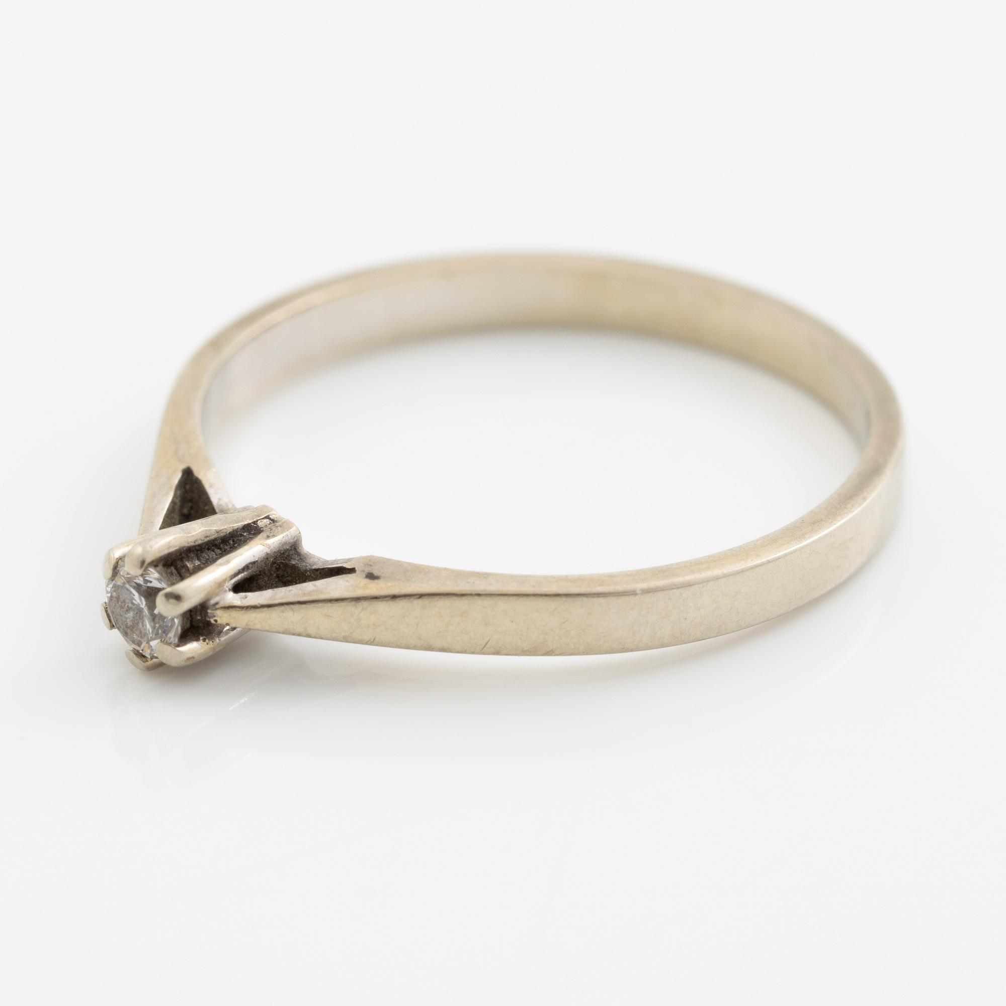 Ringar, 2 stycken, 18K guld med små smaragder och diamanter.